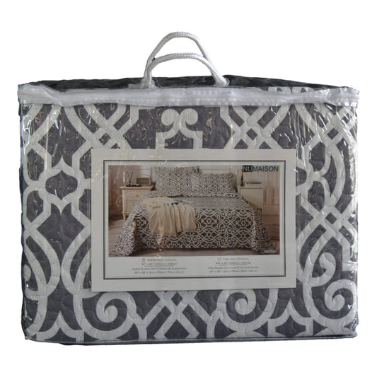 Durable quilt bedspread ideal for boutique hotels and short-term rentals, offering comfort and a modern look