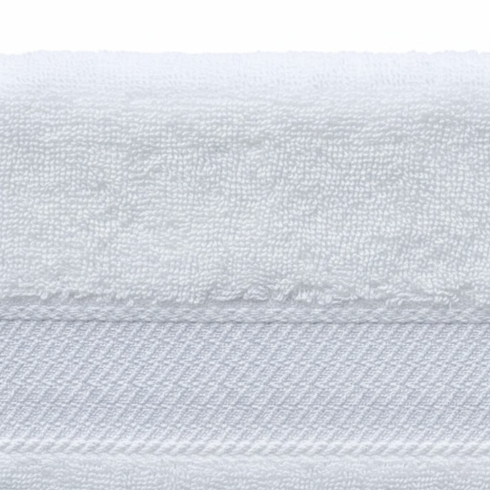 Bulk bath towels for hotels and resorts, featuring plush combed cotton construction for durability and consistent quality