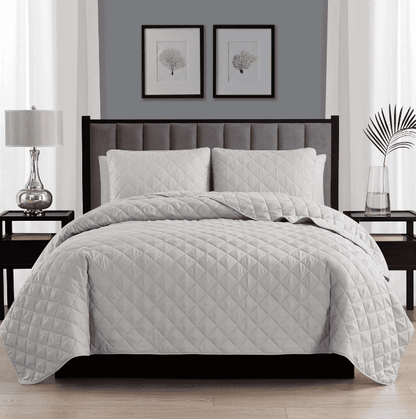 Decorative 3pc quilt bedding set, perfect for modern home or guest room styling with lightweight comfort