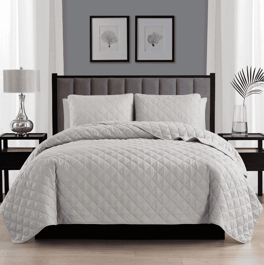 Decorative 3pc quilt bedding set, perfect for modern home or guest room styling with lightweight comfort